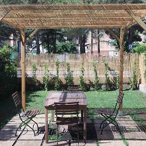 Con Giardino A Due Passi Dal Mare Italia